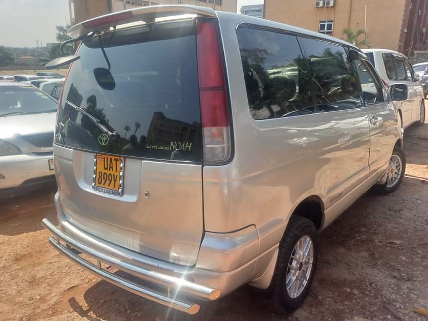 A picture of TOYOTA NOAH