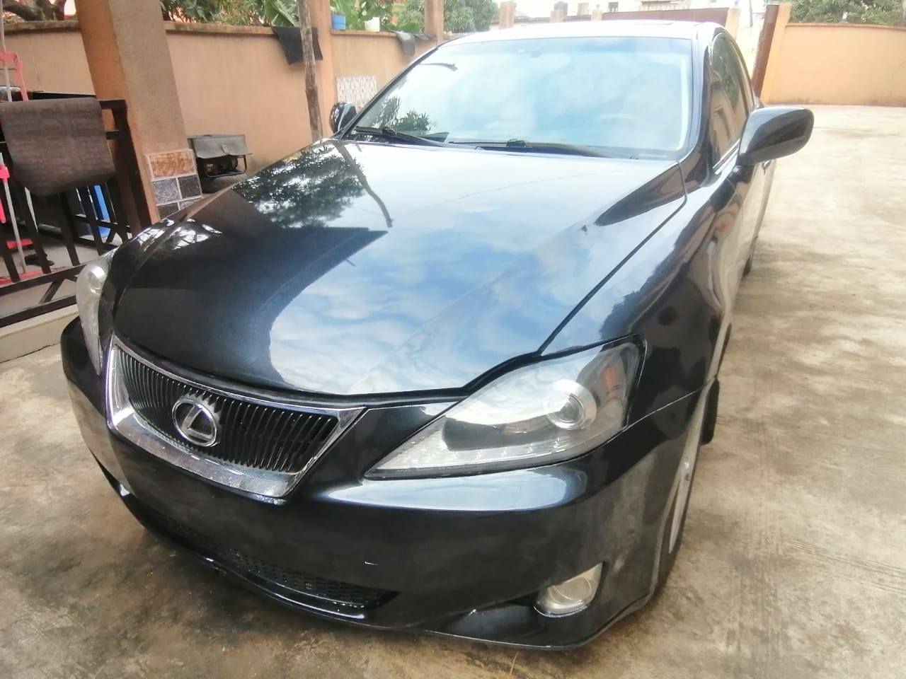 A picture of Lexus is250
