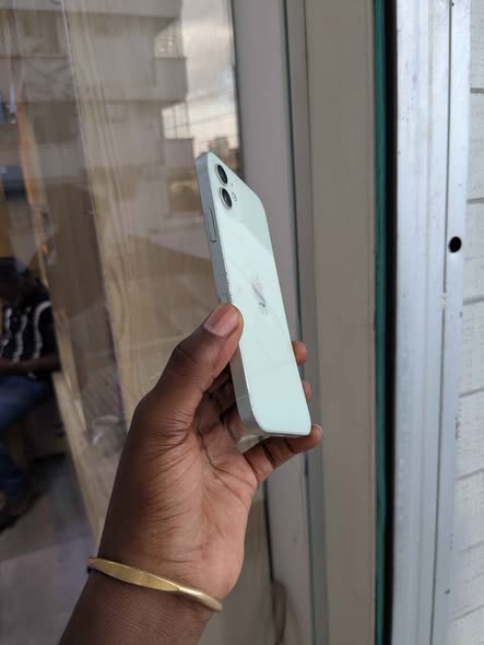 A picture of iPhone 12 Plain 64GB