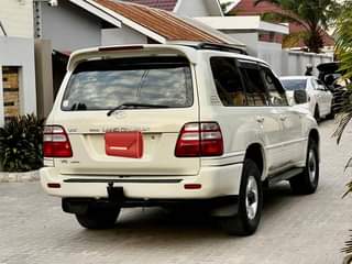 A picture of Landcruser V8