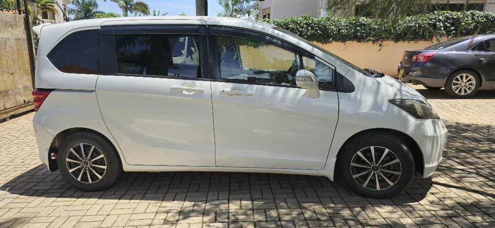 A picture of Honda Freed 2011 model on sale at 21m Ugx slightly