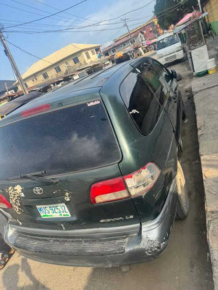 A picture of Toyota Sienna 2002