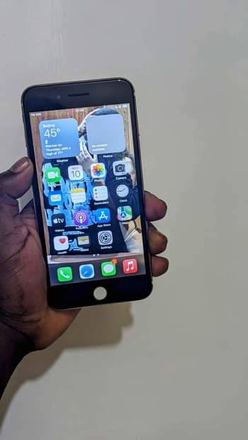 A picture of Iphone 7 plus 32gb 160 000