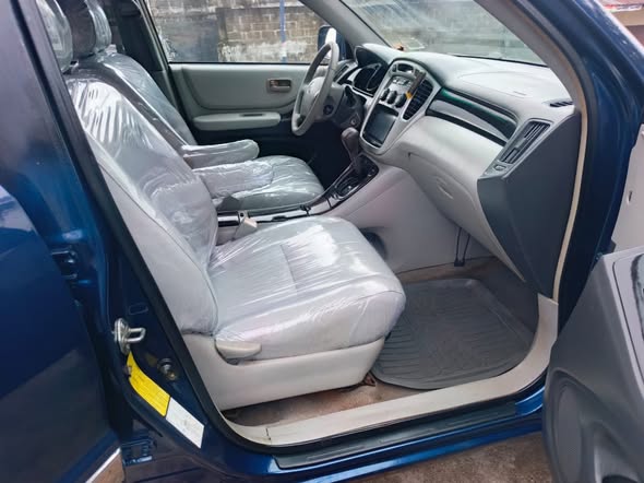 A picture of Sharp Toyota Highlander Year 2006 model direct on belt Price