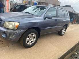 A picture of First body 4 Plugs Super Clean Toyota Highlander 2004 2.8m