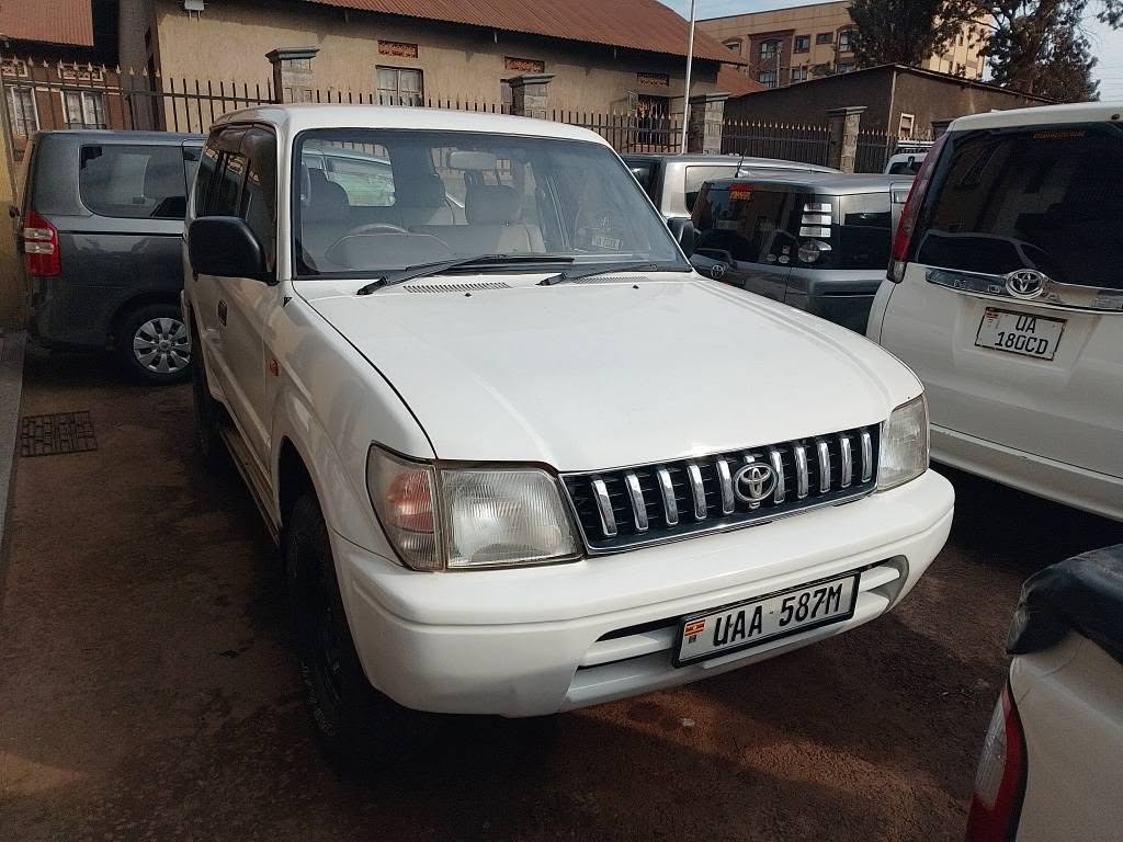 A picture of Prado 1995 model diesel 35 millions manual TELL 0786 92