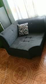 A picture of Sofa set 2 1 zinauzwa bei 250 000 mazungumzo kiduchu
