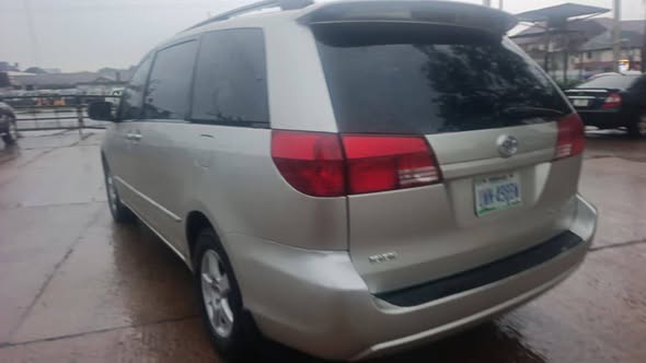 A picture of Toyota sienna 2005