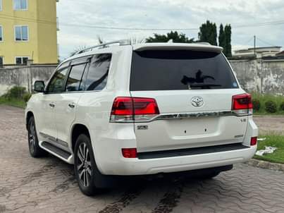A picture of LANDCRUISER ZX LC200