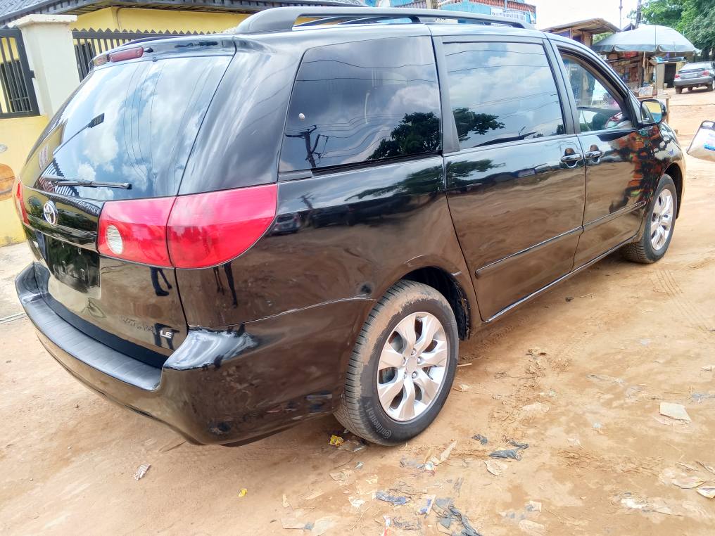 A picture of Neatly Used Toyota Sienna 06