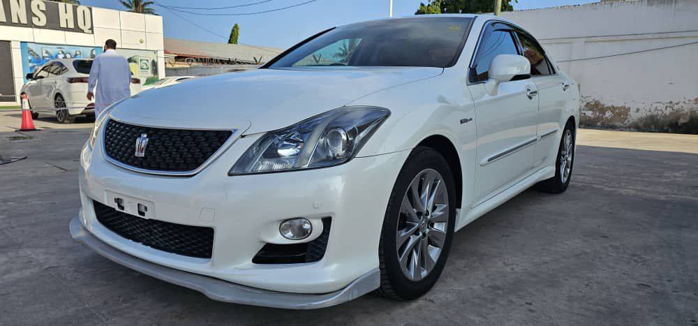 A picture of TOYOTA CROWN 2019 Model