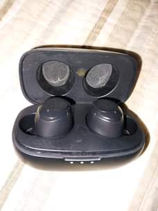 A picture of Techno ear pods