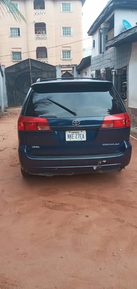 A picture of Toyota Sienna 2005 model 08034904883