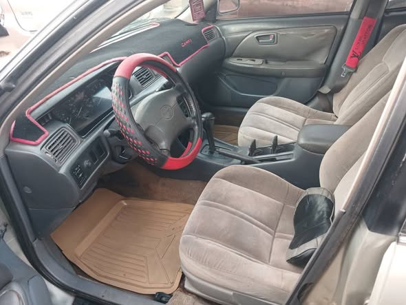 A picture of TOYOTA CAMRY 2001