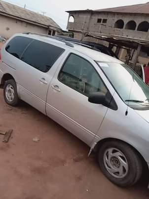 A picture of Toyota sienna 2002 model