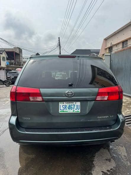 A picture of Toyota Sienna le 05 model