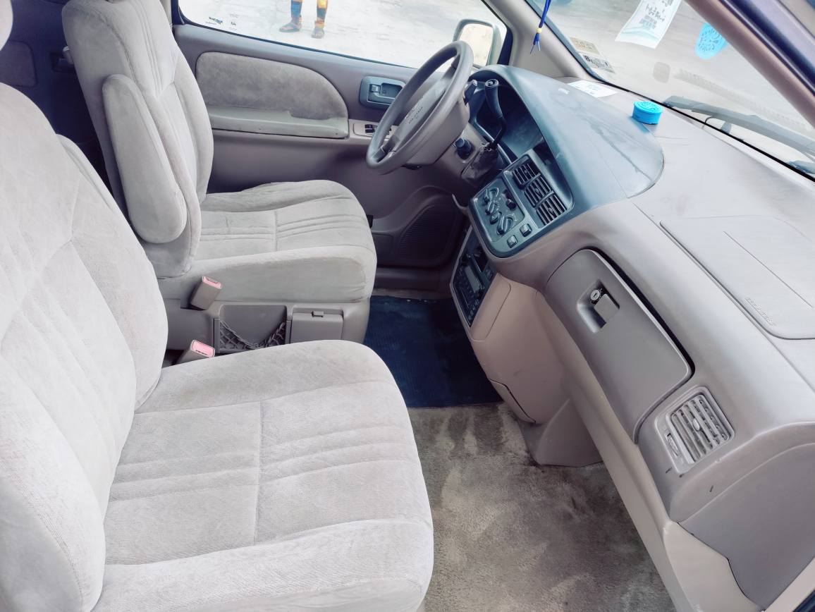 A picture of Belgium standard Toyota Sienna 2002 model first body Sir Cylinder