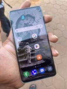 A picture of Sumsang galaxy S10