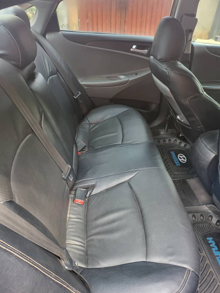 A picture of Hyundai Sonata 2012