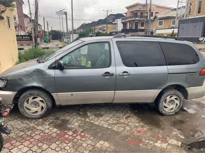 A picture of Toyota Sienna 2000 V6
