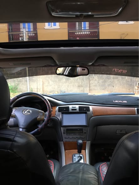 A picture of Lexus ES330 with touch screen and panoramic roof