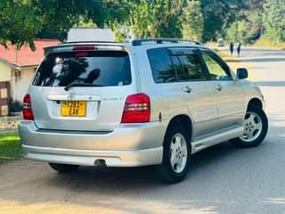 A picture of Toyota kluger Price25 million Cc2360 Call watsp number 0678402797