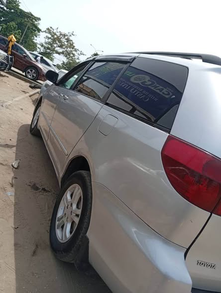 A picture of Registered Toyota Sienna LE 05
