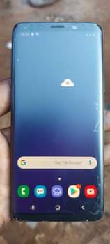 A picture of Samsung Galaxy s9 Duos cracked