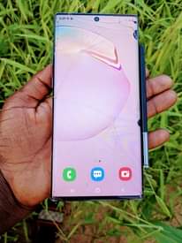 A picture of Samsung Galaxy note 10 plus krek sehm ya kat kdg