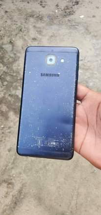 A picture of Samsung j7 Max
