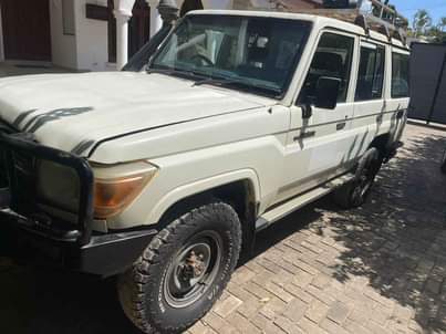A picture of Rend Cruz lx mwaka 2010 dashboard kubwa million 79 0755222162