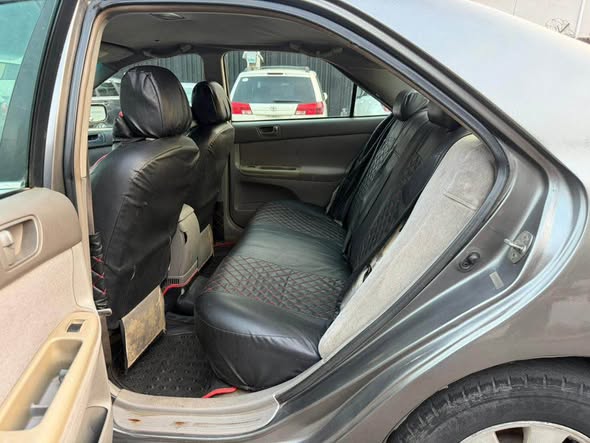 A picture of TOYOTA CAMRY LE 2004