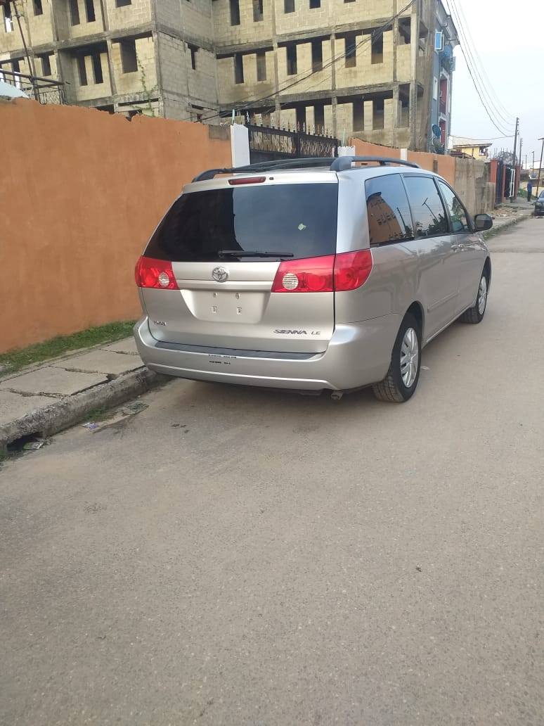 A picture of Tokunbo Toyota Sienna for sale it s a buy and