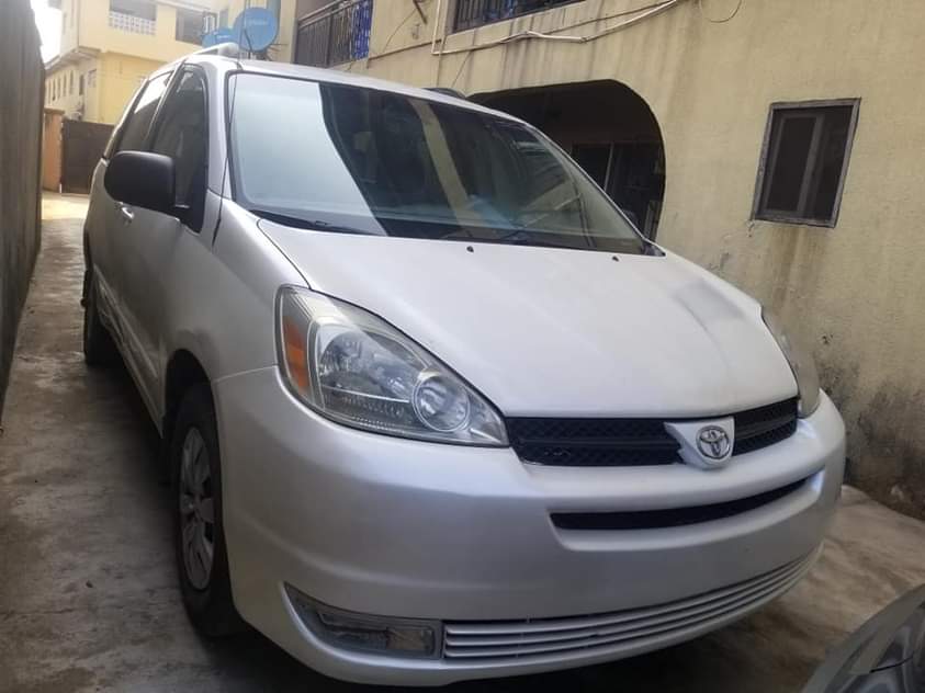 A picture of Toyota sienna 2005