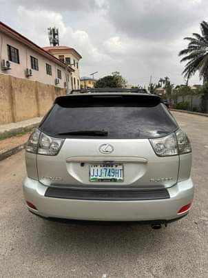 A picture of Lexus RX 330