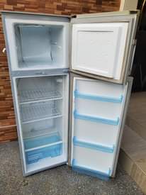 A picture of Nauza fridge nzuri midea offer lK 430k