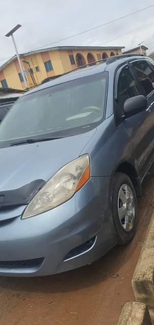 A picture of Toyota sienna 2006 sharp car 09023388645
