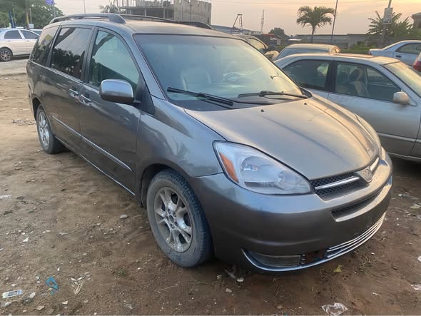 A picture of Toyota sienna