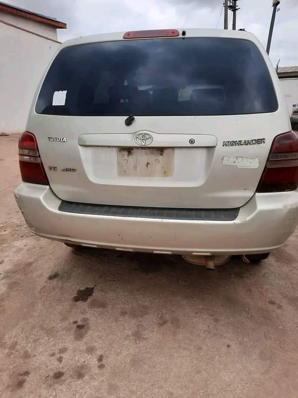 A picture of Toyota Highlander is available Engine is smoking gear location Ibadan