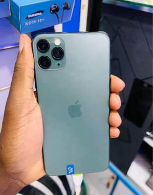 A picture of Iphone 11 Pro Max 256gb at 1.25m