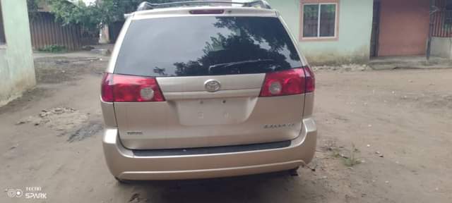 A picture of Very sound and clean 2005 Toyota sienna Engine is untampered