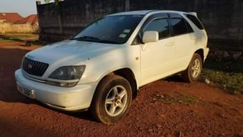 A picture of Toyota harrier 1999 model 3000cc 15 million Call 0757953488