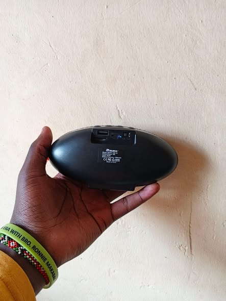 A picture of Musyl Em 10 wireless speaker