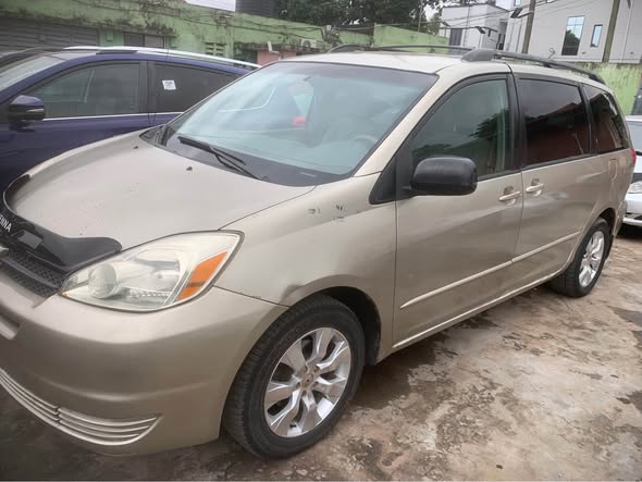 A picture of Toyota sienna 2004 model