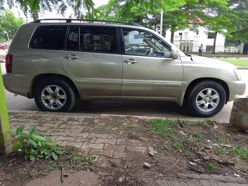 A picture of 2004 TOYOTA HIGHLANDER