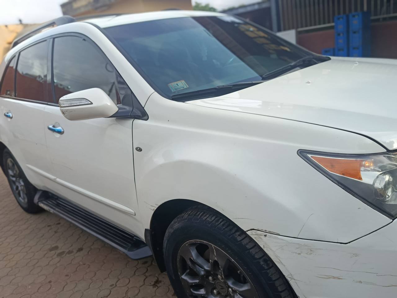A picture of Acura MDX 2009 model Color white with full option
