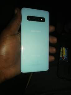 A picture of Samsung S10 plain