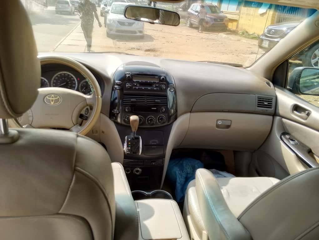A picture of REGISTERED TOYOTA SIENNA LE 2006