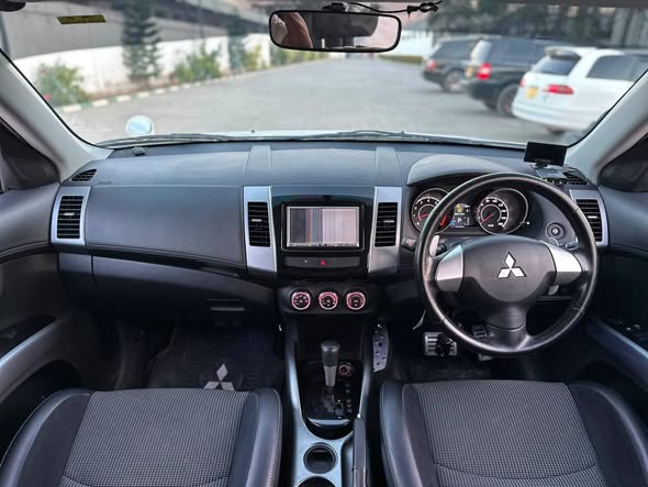 A picture of MITSUBISHI OUTLANDER ROADEST