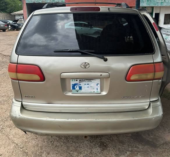 A picture of Toyota sienna 09011850448
